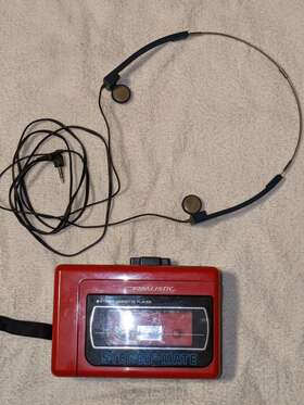14-1067 Realistic Vintage Stereo Mate Red Cassette Player Model Walkman