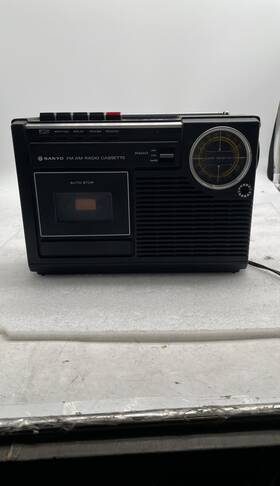 M2402a Sanyo Am/fm 2 Band Radio Cassette Recorder Vintage Retro Portable Unit